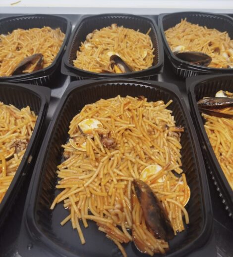 FIDEUÀ CON ALLIOLI Y PESCADO